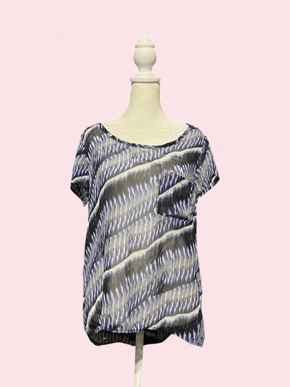 Medium Women's Short Sleeve Printed Pocket Top in Blue and Gray